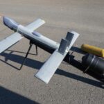 FPV-Drohnen: Eine russische V2U-Loitering-Munition, die auf ihrer Katapultvorrichtung präsentiert wird.