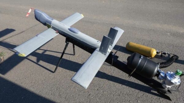 FPV-Drohnen: Eine russische V2U-Loitering-Munition, die auf ihrer Katapultvorrichtung präsentiert wird.
