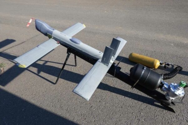 FPV-Drohnen: Eine russische V2U-Loitering-Munition, die auf ihrer Katapultvorrichtung präsentiert wird.