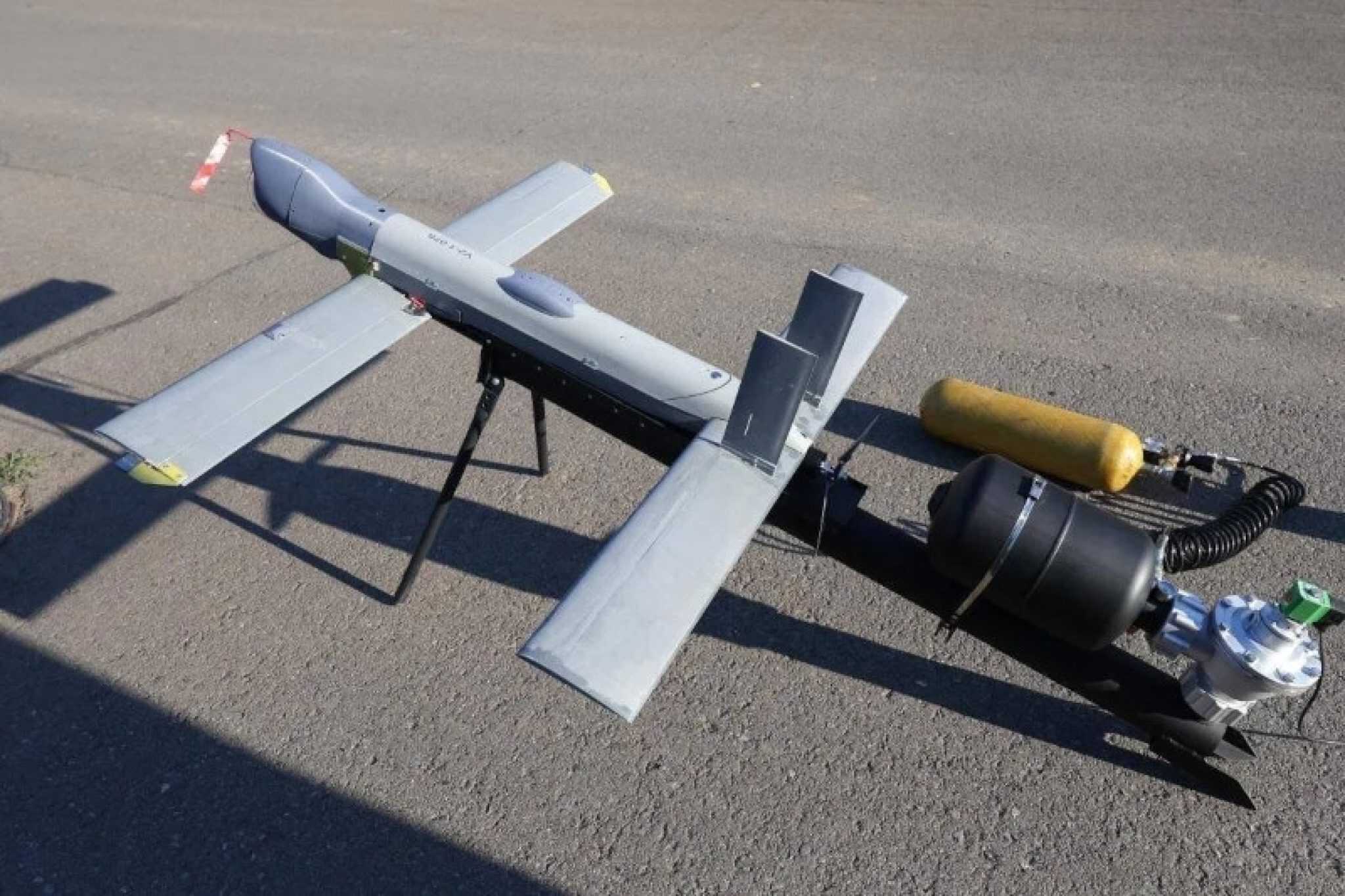 FPV-Drohnen: Eine russische V2U-Loitering-Munition, die auf ihrer Katapultvorrichtung präsentiert wird.