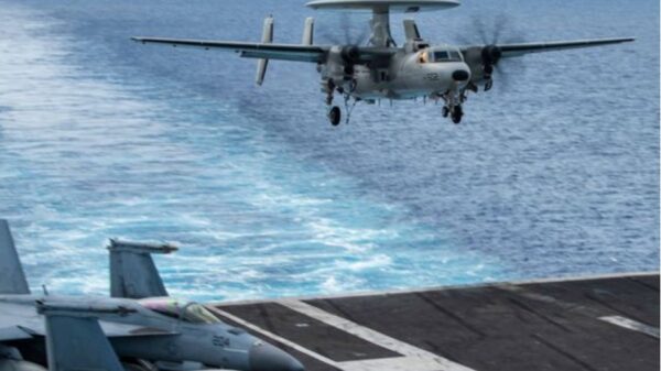 Eine von Northrop Grumman gebaute E-2D Hawkeye landet auf dem Flugdeck an Bord der USS Ronald Reagan im indopazifischen Raum während des Flugbetriebs in der Philippinischen See am 14. Juni. (Bildnachweis- U.S. Navy)