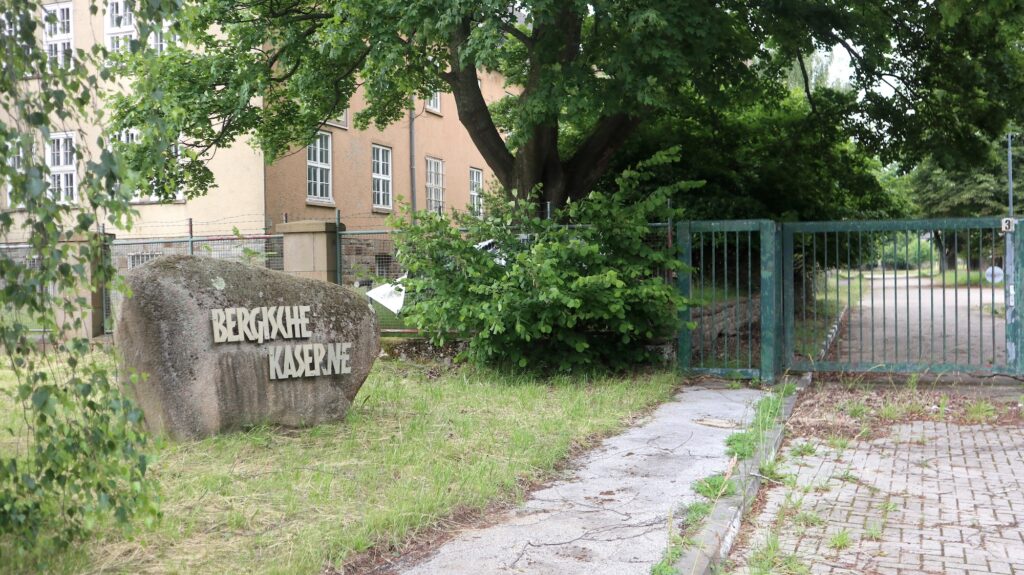 Zufahrt und Kasernentor der Bergischen Kaserne in Düsseldorf.