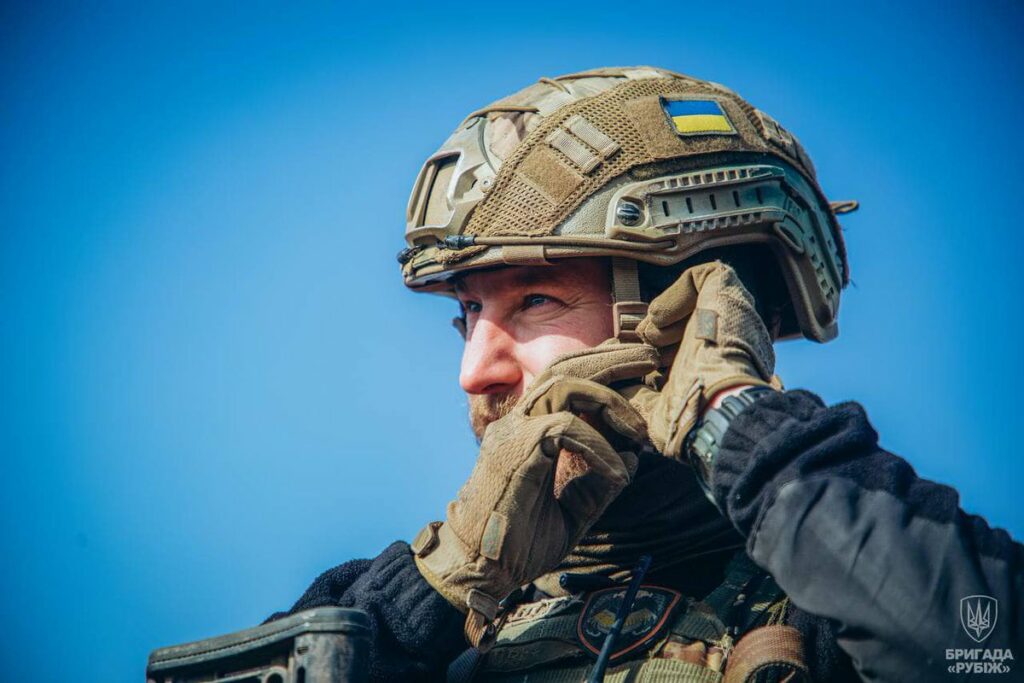 Erhält bald russisches Geld zur Finanzierung von Munition und Waffen: Soldat der ukrainischen Rubizh Brigade