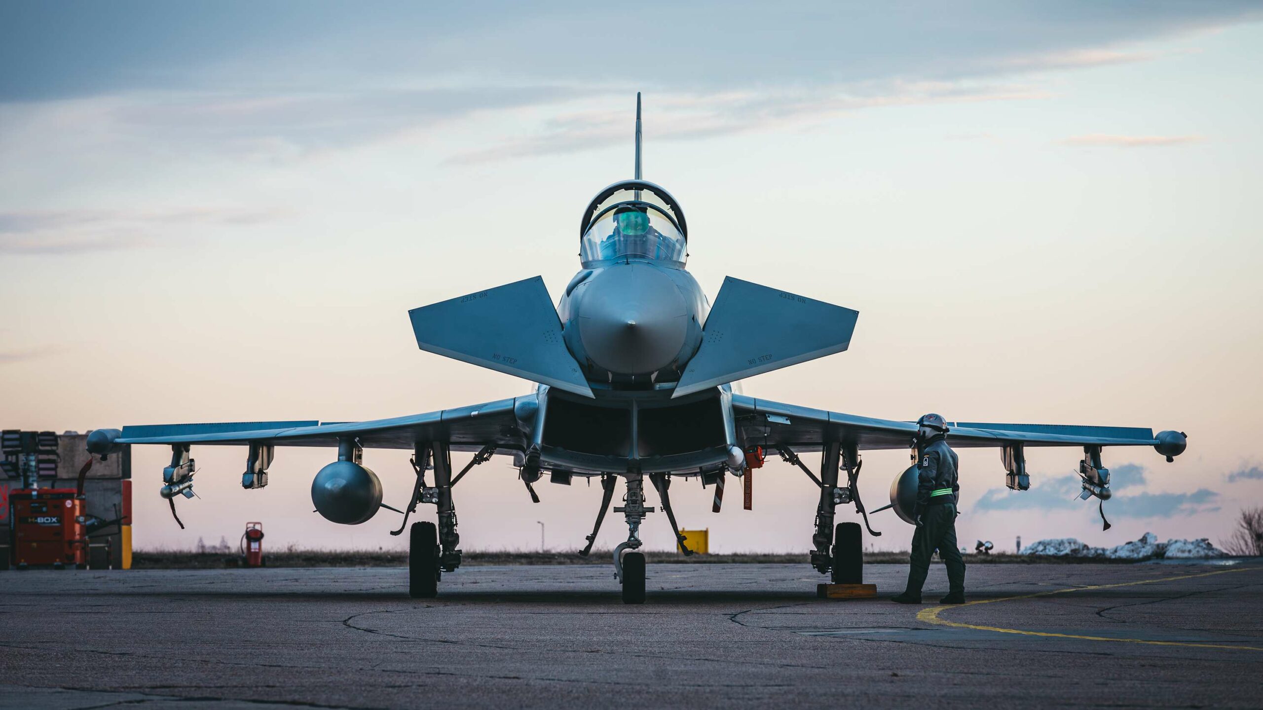 Bundestag 5,5 Milliarden Euro bewilligte der Deutsche Bundestag 2020 für die Beschaffung von 38 Eurofightern Tranche 4. Deren Zulauf und Integration in die Luftwaffe soll durch das „Nationale Test- und Entwicklungszentrum Eurofighter“ in Manching verbessert werden.