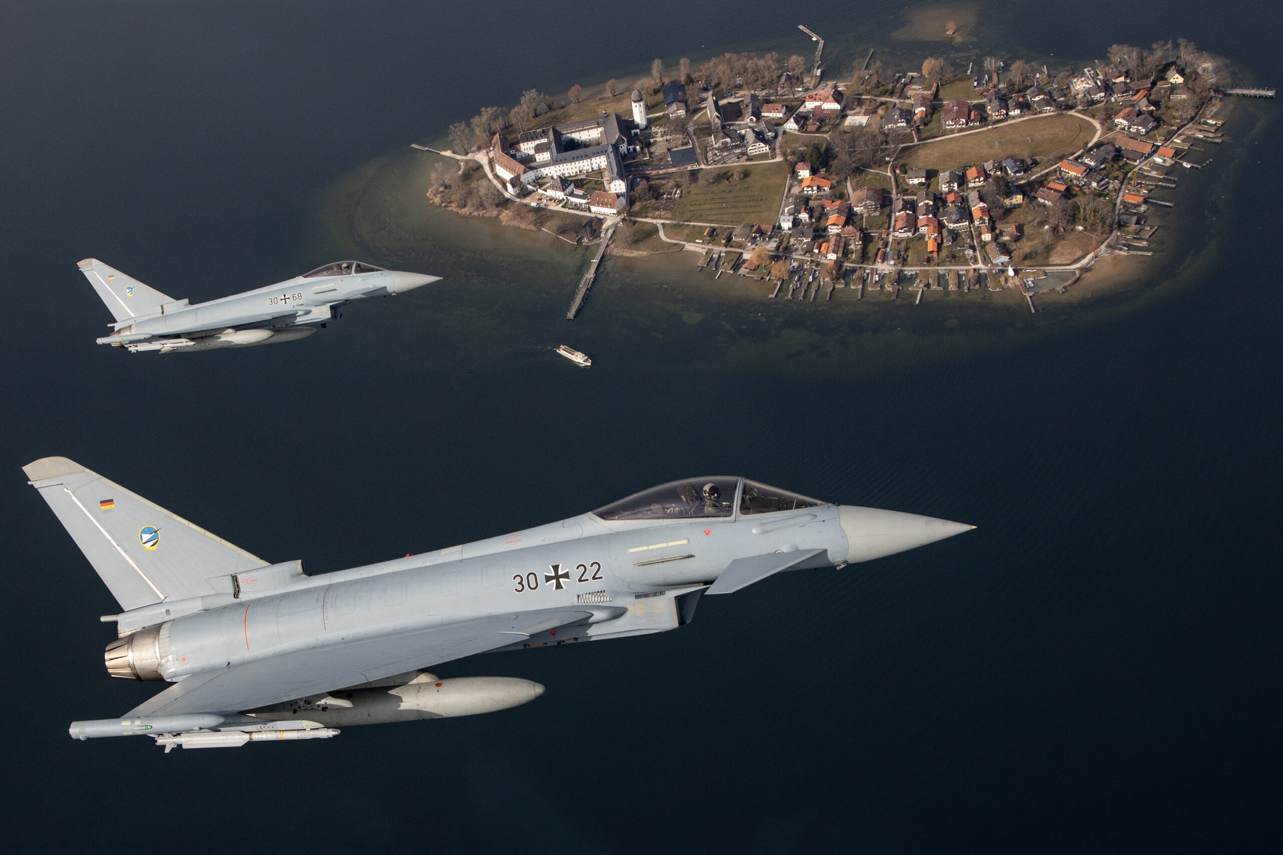 Eurofighter vom Taktischen Luftwaffengeschwader 74 aus Neuburg an der Donau fliegen bei einem Übungseinsatz als Quick Reaction Alert (QRA) über dem Chiemsee.