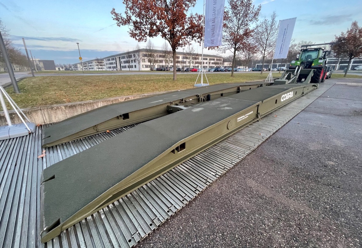 FENDT Traktor mit der COBRA-Brücke von GDELS. (Foto- AF)