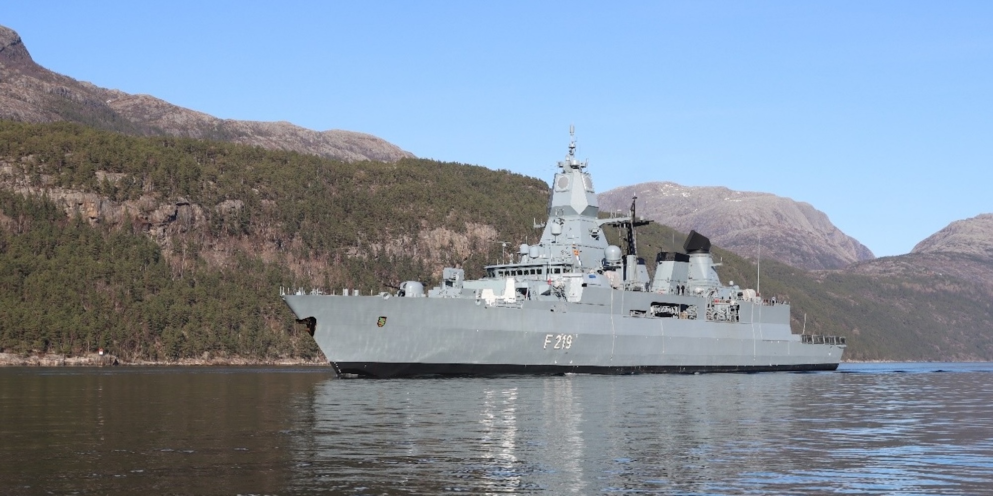 Die deutsche Fregatte FGS Sachsen F219 übernimmt vor allem Luftverteidigungsaufgaben. (Foto: Über DSEI)