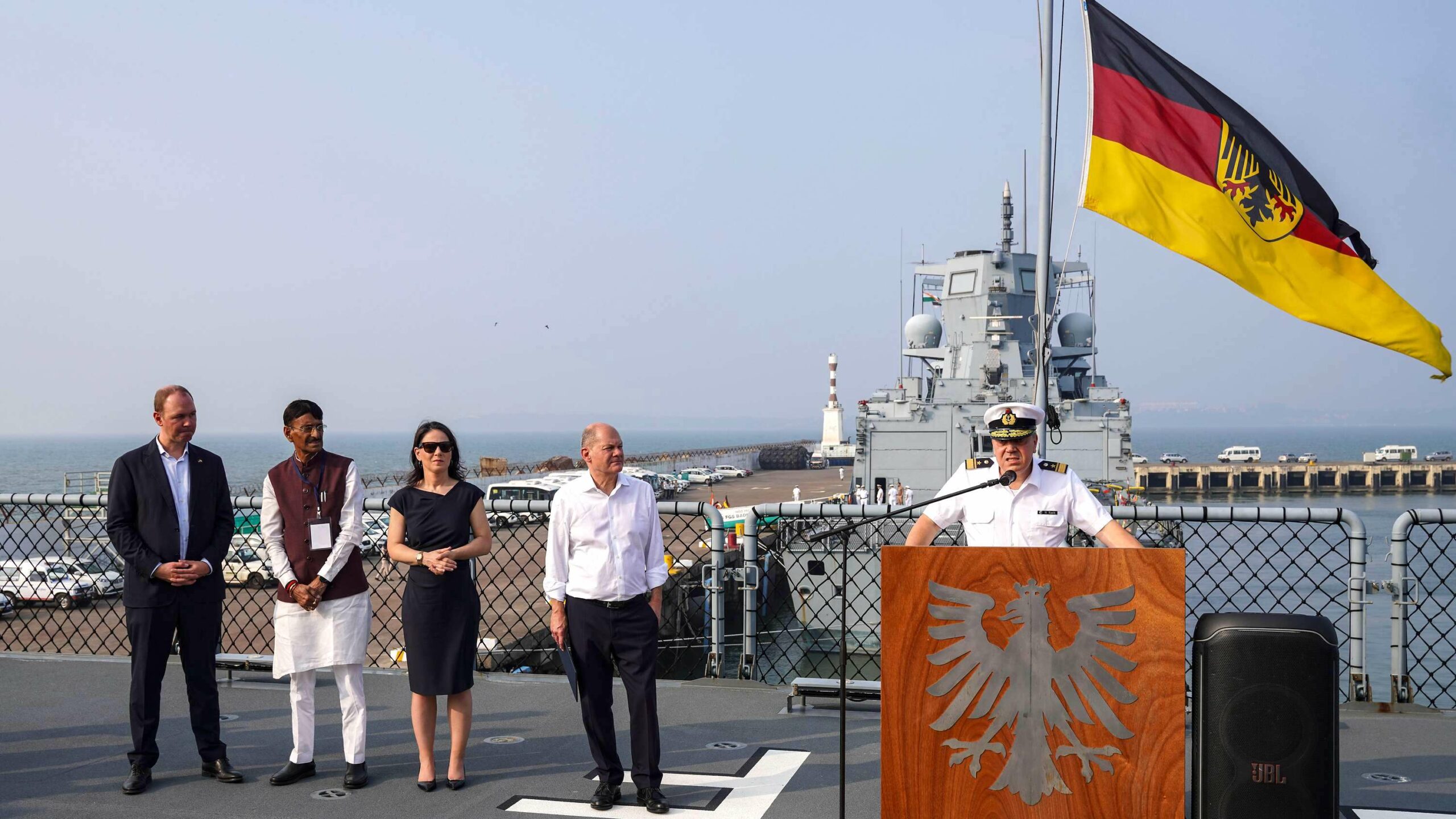 Flottillenadmiral Helge Risch heißt Bundeskanzler Olaf Scholz, Außenministerin Annalena Baerbock, den indischen Verteidigungsstaatsminister Sanjay Seth und Staatssekretär Nils Hilmer (v.r.n.l.) willkommen.