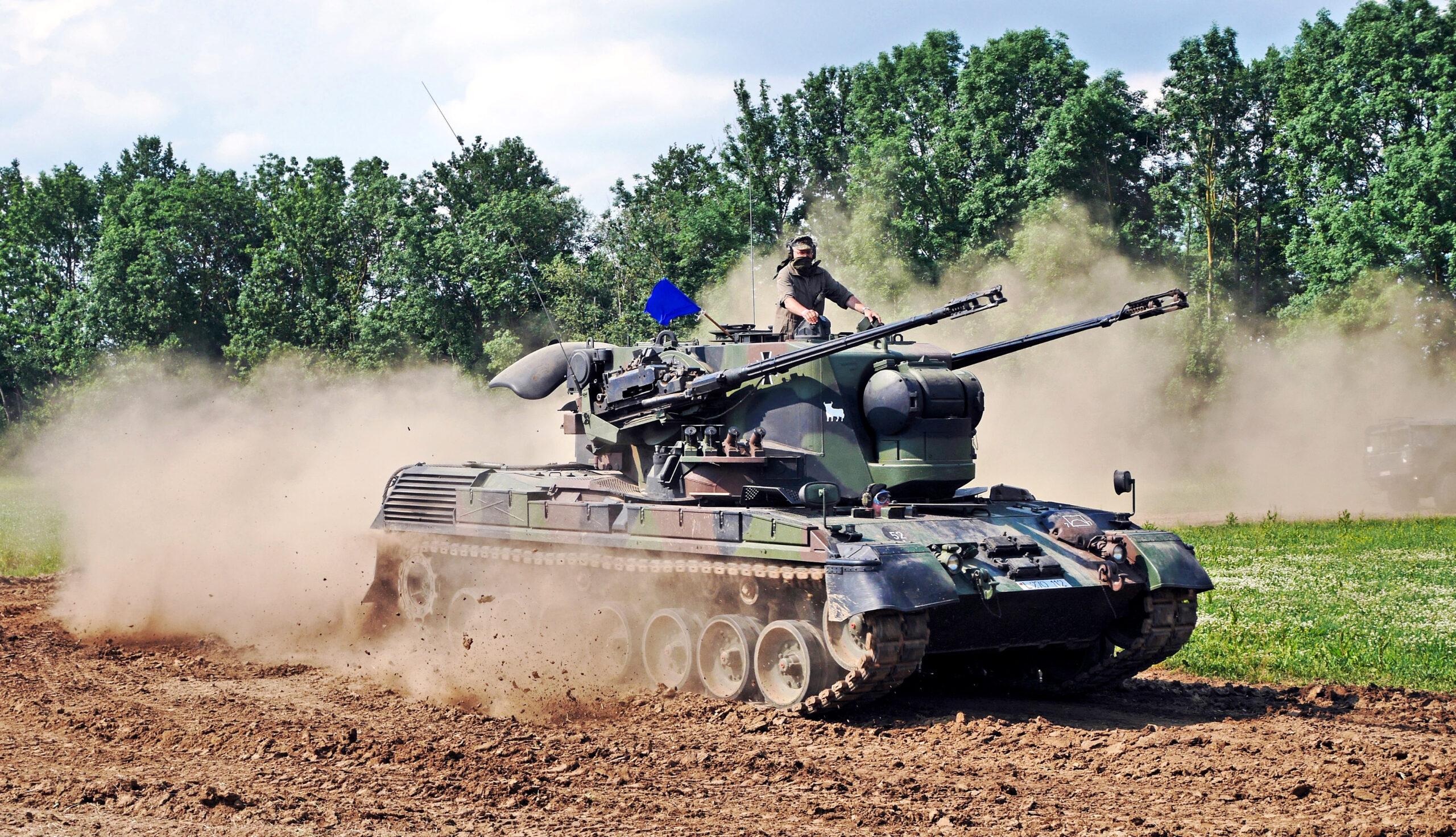 Die ehemalige Heeresflugabwehrtruppe besaß lange Zeit den Flugabwehrkanonenpanzer Gepard als Hauptwaffensystem. Dieser beweist aktuell in der Ukraine wieder seine Fähigkeiten.