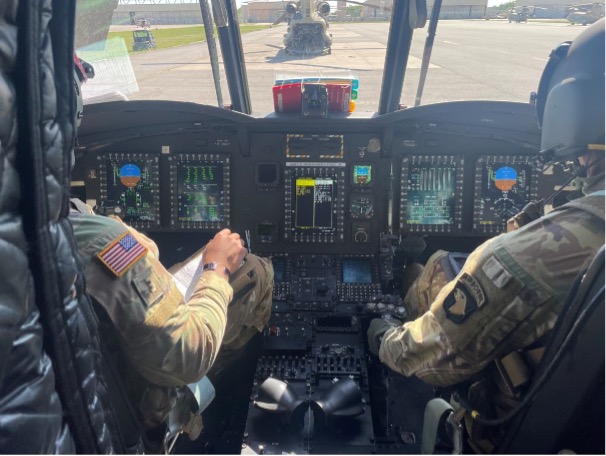 Flugingenieure und Crew-Chiefs führen das Beladen und Festmachen von Fahrzeugen im Chinook CH-47F Block II durch. (Bildnachweis- U.S. Army photo)