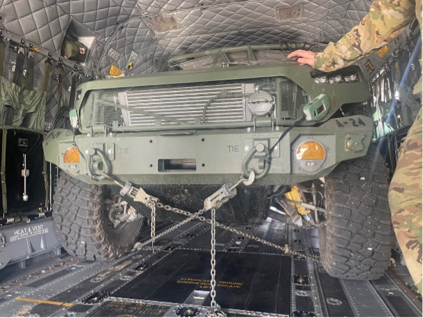 Flugingenieure und Crew-Chiefs führen das Beladen und Festmachen von Fahrzeugen im Chinook CH-47F Block II durch. (Foto der U.S. Army)