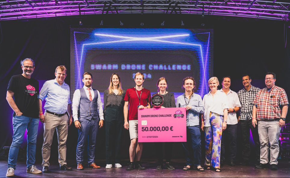 Siegerteam Flying Algortihm zusammen mit der Jury.