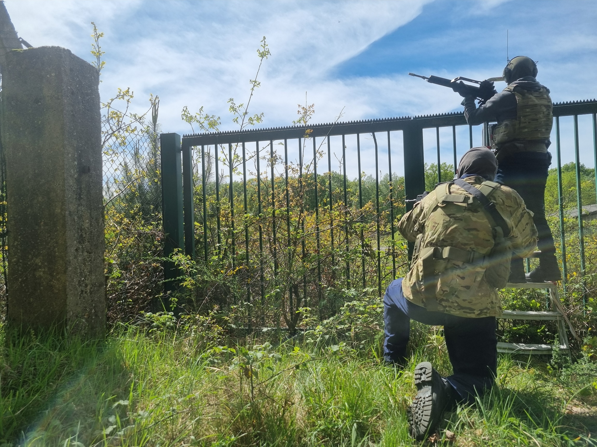 Zwei Personen vom fiktiven Feindkommando versuchen in das Munitionslager zu gelangen.
