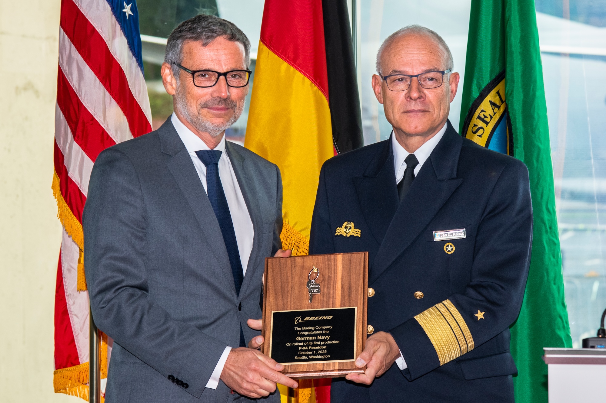Staatssekretär Jens Plötner und Vizeadmiral Jan Christian Kaack, Inspekteur der Deutschen Marine, nehmen die Schlüssel für Deutschlands erste P-8A Poseidon entgegen