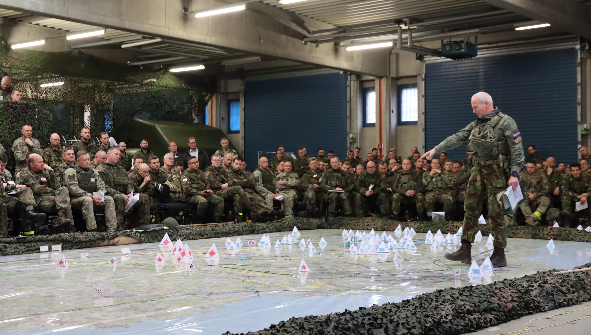Übung „Schneller Degen 23“ im November 2023 in Wildflecken: Beim sogenannten ROC-Drill, bei dem die Operationsplanung präsentiert und diskutiert wird, erklärt der Kommandeur der 13 Lichten Brigade, Brigadegeneral Gert-Jan Kooij, den Einsatz seiner Brigade. Foto: Bundeswehr / Oberstabsgefreiter Zachery White