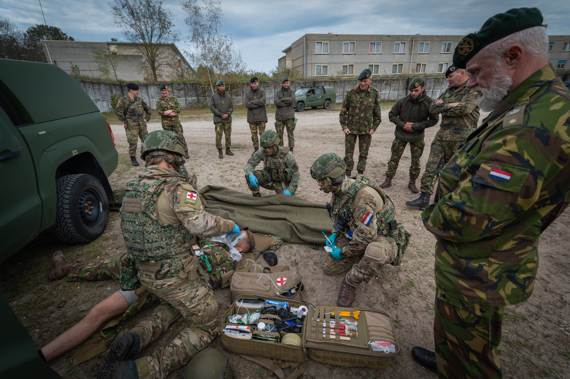 Die 13 Lichte Brigade bei einer Übung: Im Gegensatz zu den deutschen Verbänden hat die niederländische Brigade ihre eigenen Sanitätskräfte. In der Bundeswehr bilden diese inzwischen eine eigene Teilstreitkraft. Foto: Koninklijke Landkrachten / 13 LB