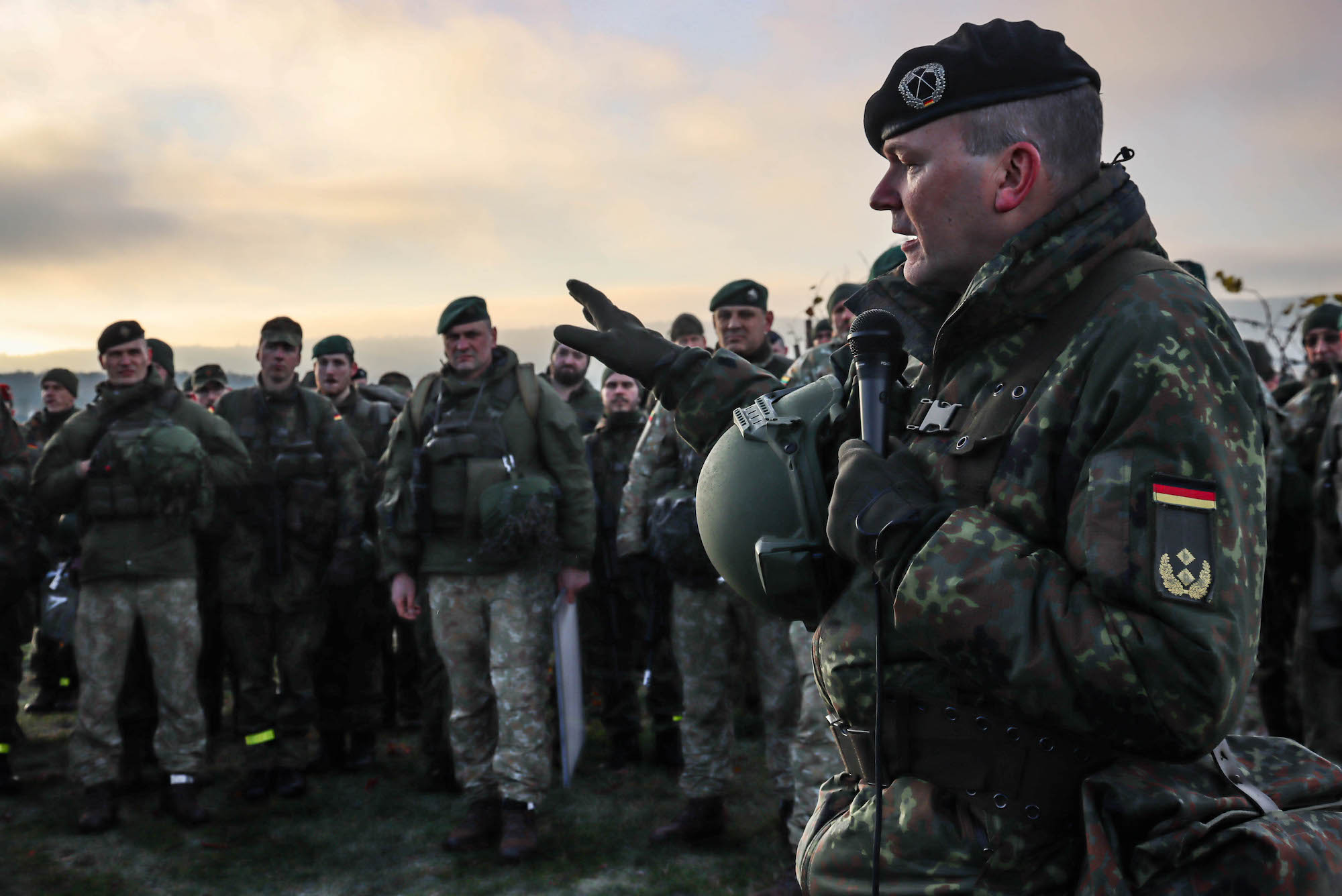 Auf dem Feldherrenhügel: Mit dem Blick ins Gelände vom Prüßberg bei Michelau am Rande des Steigerwalds erklärt der Kommandeur der 10. Panzerdivision, Generalmajor Ruprecht von Butler, den Offizieren des Divisionstabes und der Brigadestäbe seinen Operationsplan für die Übung „Schneller Degen 23“. Foto: Bundeswehr / Oberstleutnant Karsten Dyba