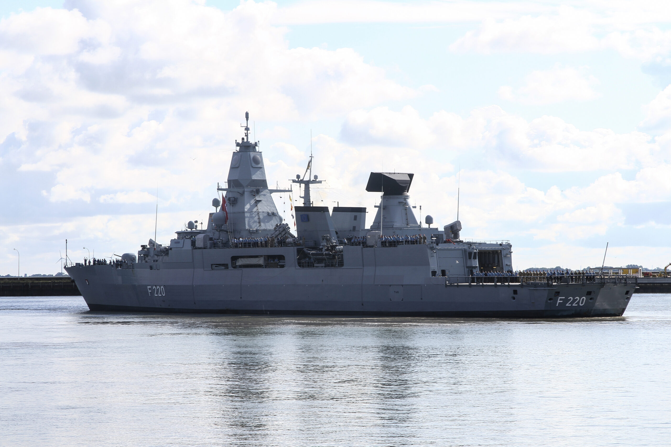 Die Fregatte F 220 HAMBURG verlässt ihren Heimathafen Wilhelms- haven, um für knapp fünf Monate an der EU-Mission IRINI teilzunehmen. Foto: Bundeswehr / Leon Rodewald