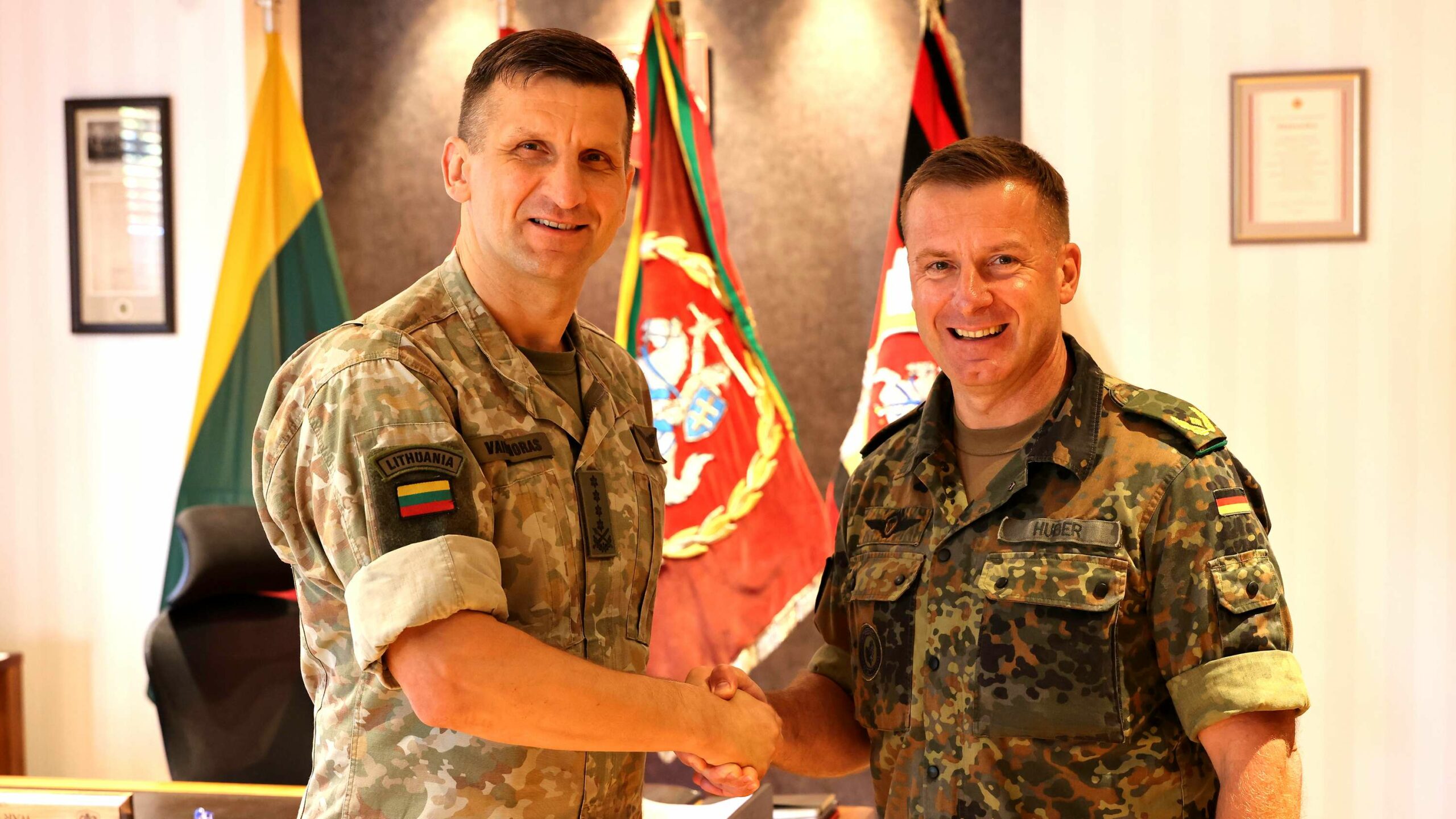 Für Brigadegeneral Christoph Huber (r.) war der Befehlshaber der litauischen Streitkräfte, General Raimundas Vaikšnoras, einer der ersten Gesprächspartner in Litauen Bundeswehr:Norman Möller