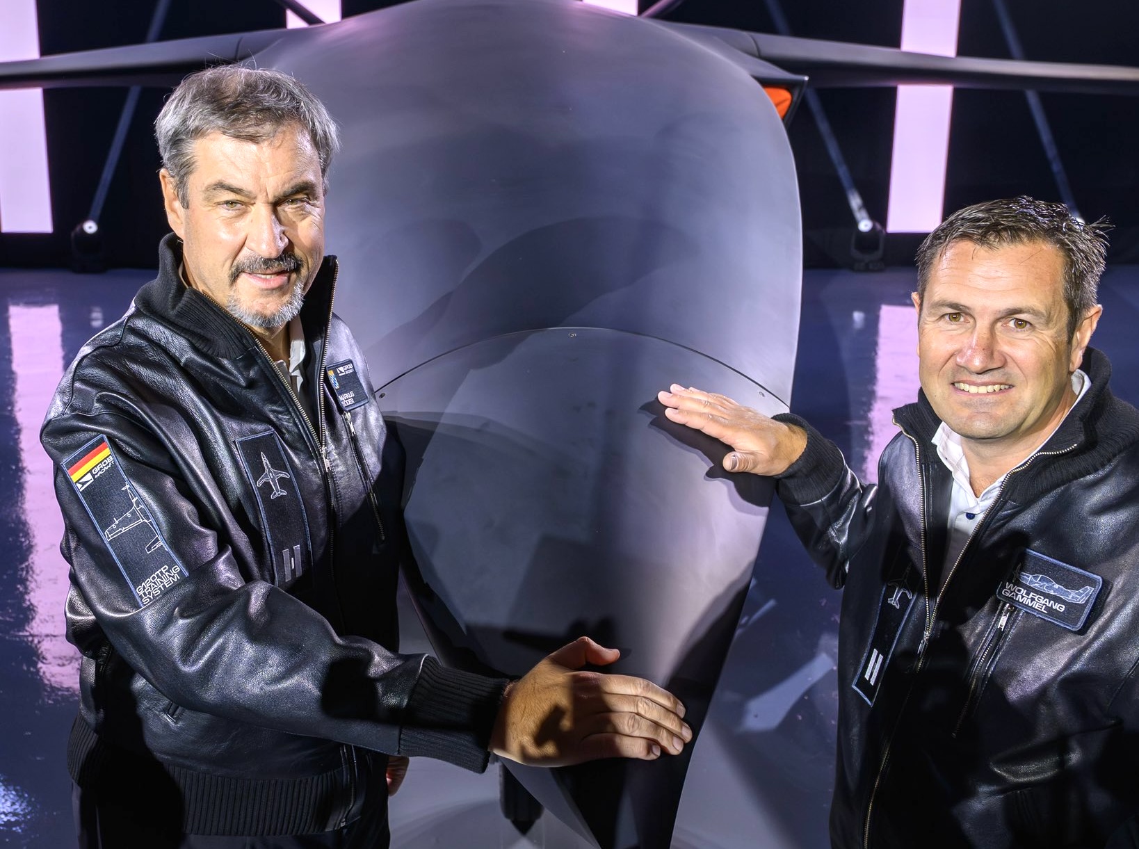 Durften schon einmal Streicheln: Markus Söder (l.) und Wolfgang Gammel, Managing Director Helsing.