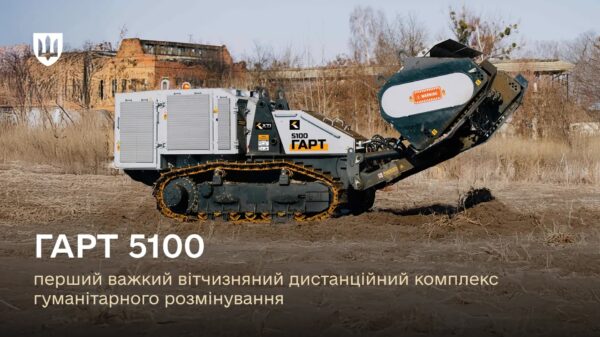 Der in der Ukraine entwickelte und hergestellte GART 5100 ermöglicht mit seinem Gewicht von rund 17 Tonnen die ferngesteuerte, schwere Minenräumung.