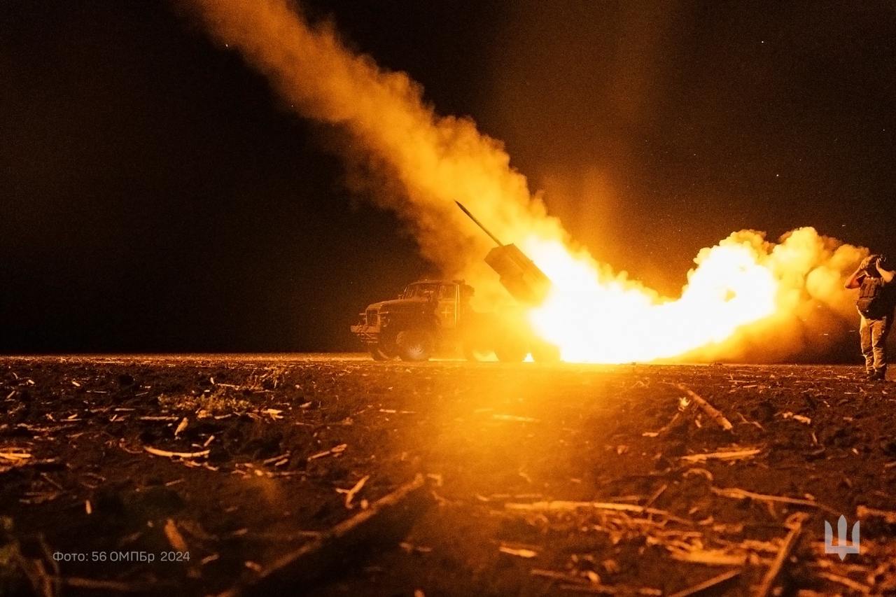 Weitreichende Artillerie hat sich als eine der Hauptkomponenten des Landkrieges in der Ukraine erwiesen. Allerdings herrscht ein Mangel an Munition, den die ukrainischen Streitkräfte mit anderen Waffensystemen – besonders Drohnen – kompensieren mussten.