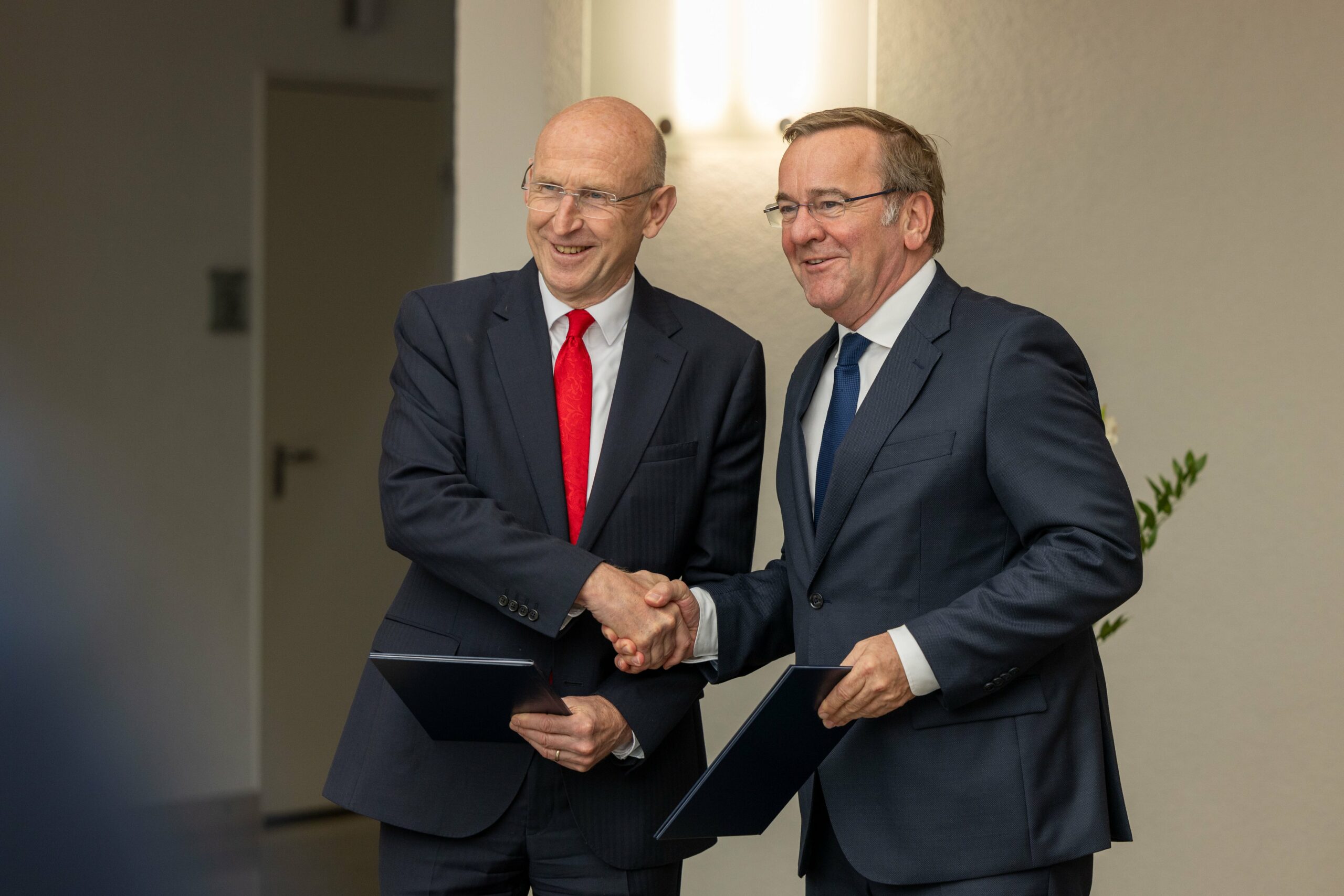 Der neue Verteidigungsminister der Briten, John Healey (l.), kam gestern zum Antrittsbesuch nach berlin und wurde dort von seinem deutschen Amtskollegen Boris Pistorius begrüßt.