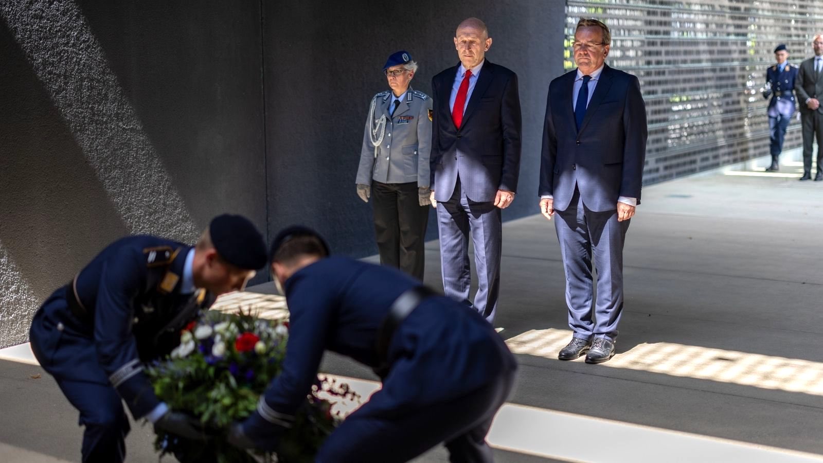 Kranzniederlegung der beiden Verteidigungsminister von Deutschland und Großbritannien.