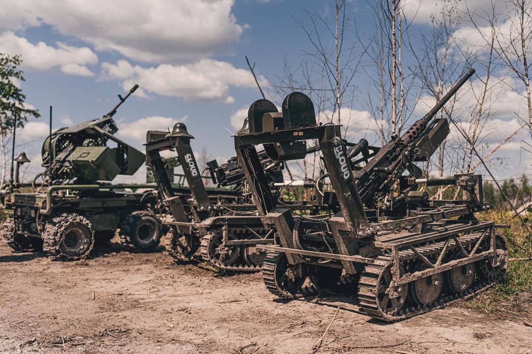 Aufklärungsroboter, ferngesteuerte Maschinengewehre, Pionierroboter und Transportroboter der ukrainischen Armee.