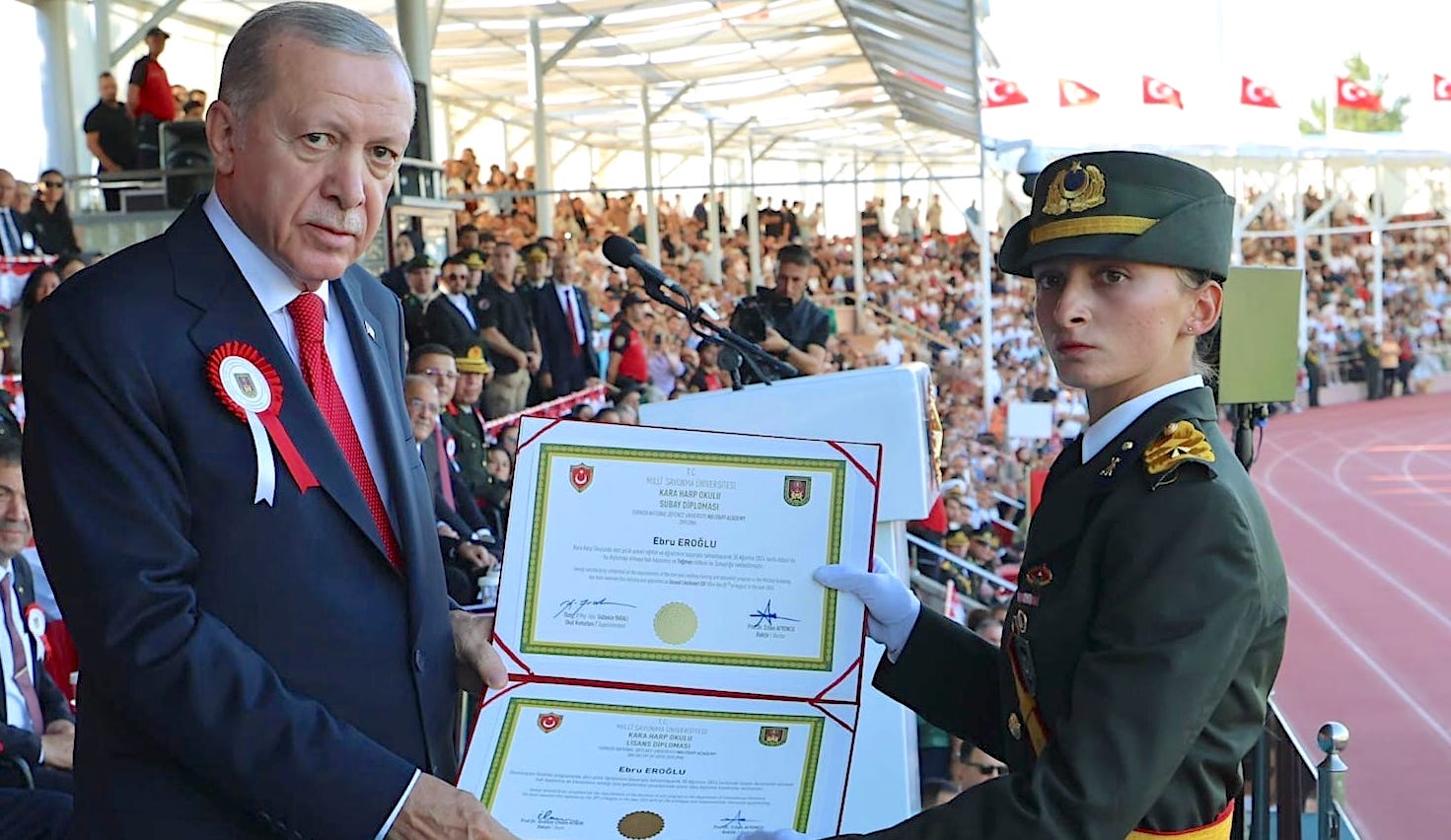 Die Beste ihres Jahrgangs: Leutnant Ebru Eroğlu (r.) erhält vom türkischen Preäsidenten Recep Tayyip Erdoğan ihr Diplom.