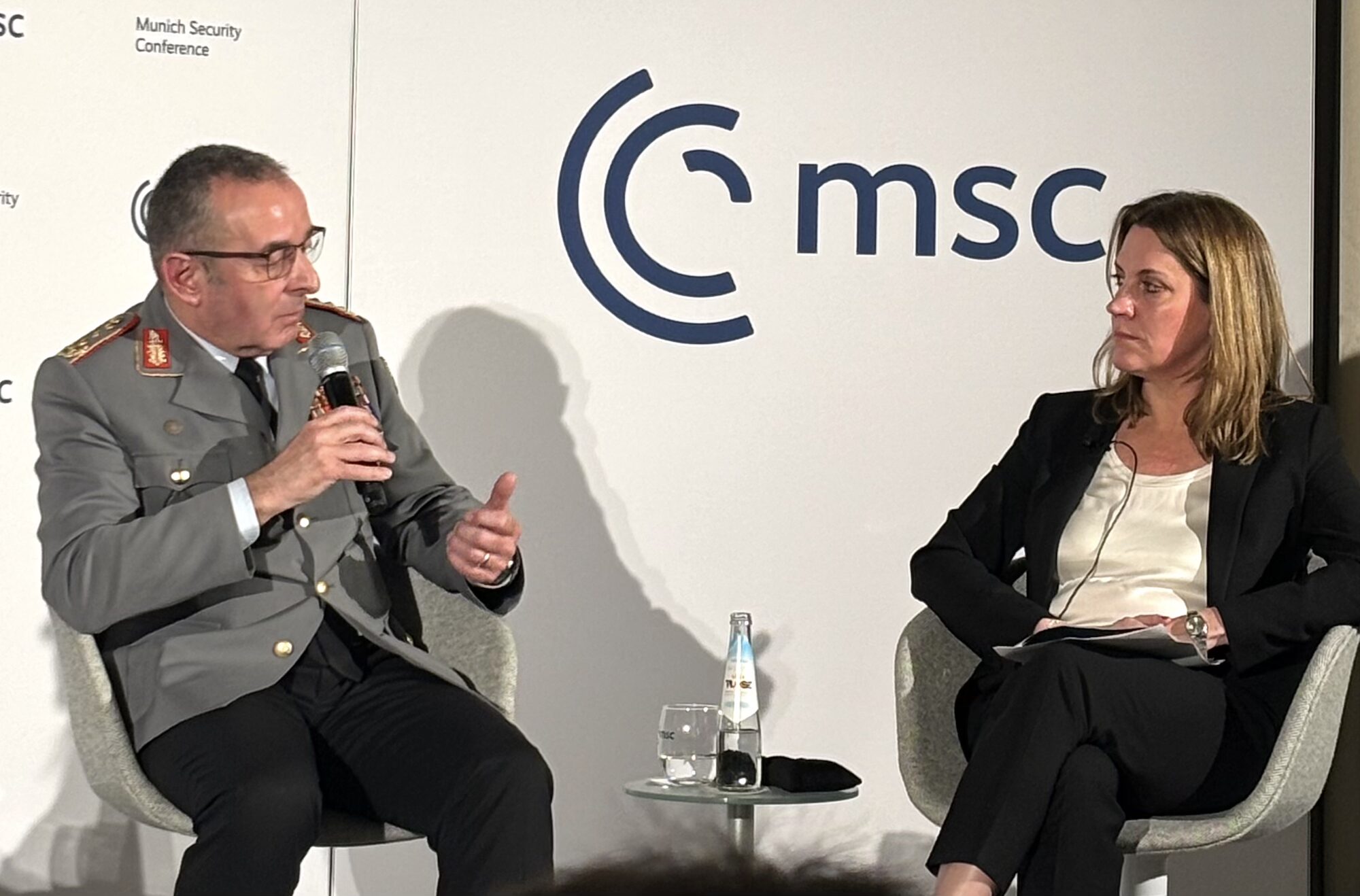 General Carsten Breuer im Gespräch mit Moderatorin Rachel Ellehuus.