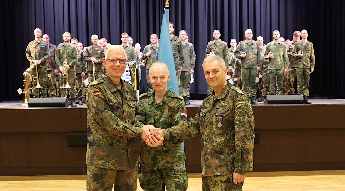 Special Training Command: Generalleutnant Michiel van der Laan (mi.) überträgt das Kommando über das Multinationale Specialtraining Command von Generalleutnant Andreas Marlow (re.) an Generalmajor Olaf Rohde (li.). / Weiterer Text über ots und www.presseportal.de/nr/170621 / Die Verwendung dieses Bildes für redaktionelle Zwecke ist unter Beachtung aller mitgeteilten Nutzungsbedingungen zulässig und dann auch honorarfrei. Veröffentlichung ausschließlich mit Bildrechte-Hinweis.