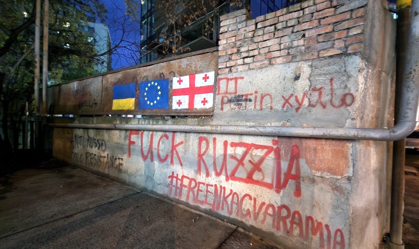 Graffito in Tiflis zeigt anti-russische Schriftzüge neben den Flaggen der Ukraine, der EU und von Georgien.