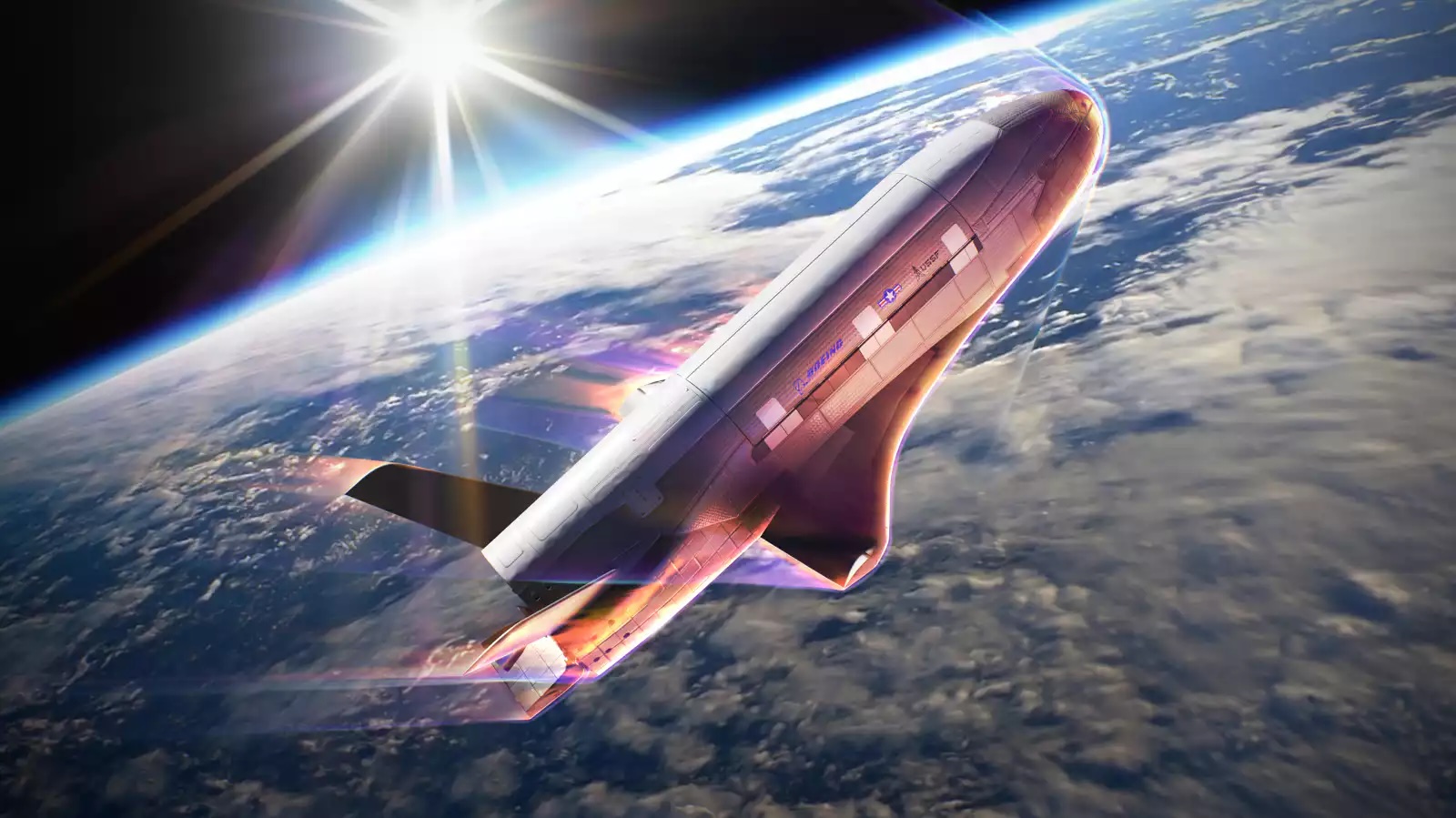 Grafik der unbemannten X-37B-Raumsonde der US Space Force- In naher Zukunft soll sie ein besonderes Flugmanöver testen. (Bild- Boeing Space)
