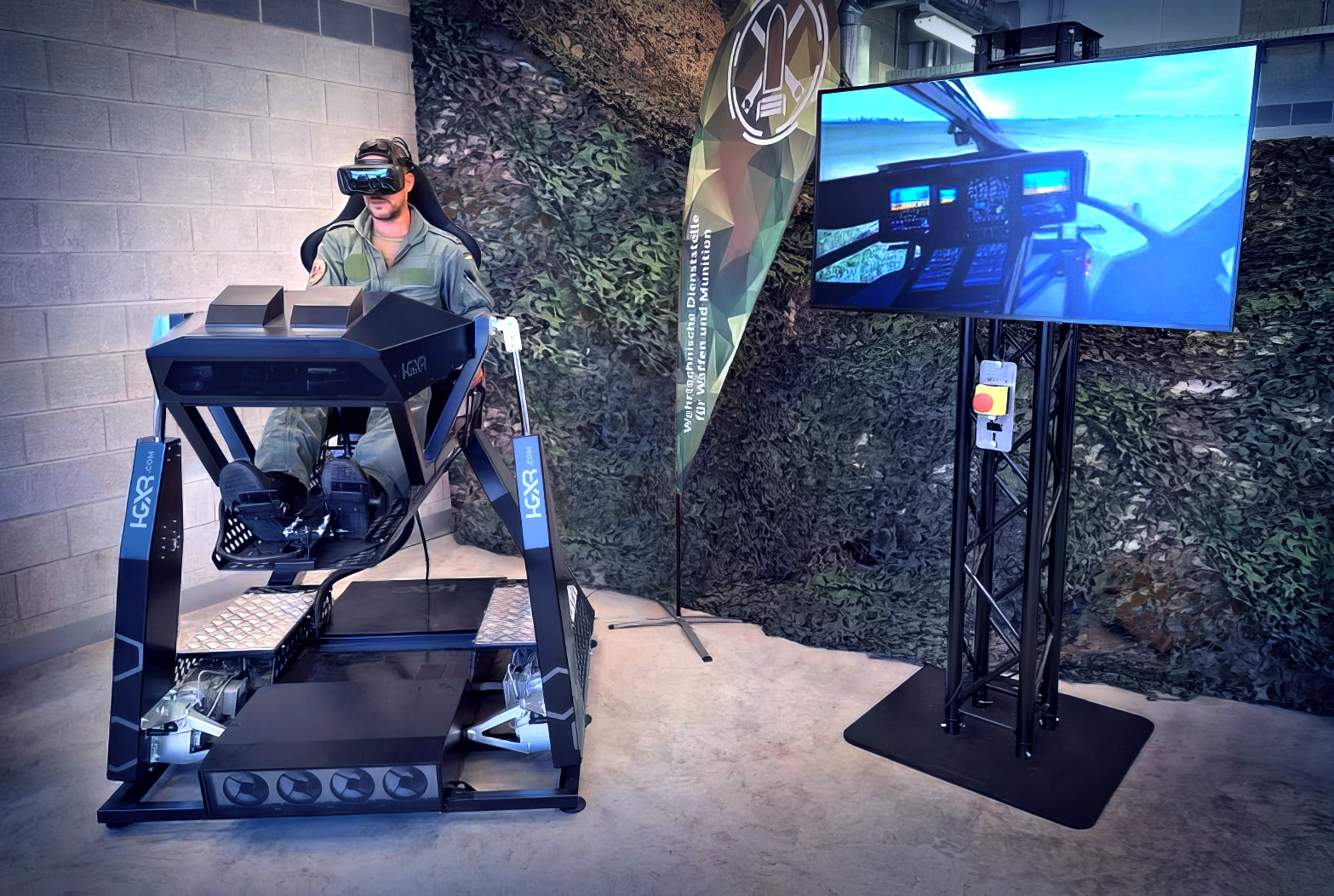 Ein Bundeswehrpilot übt im Hubschraubersimulator.