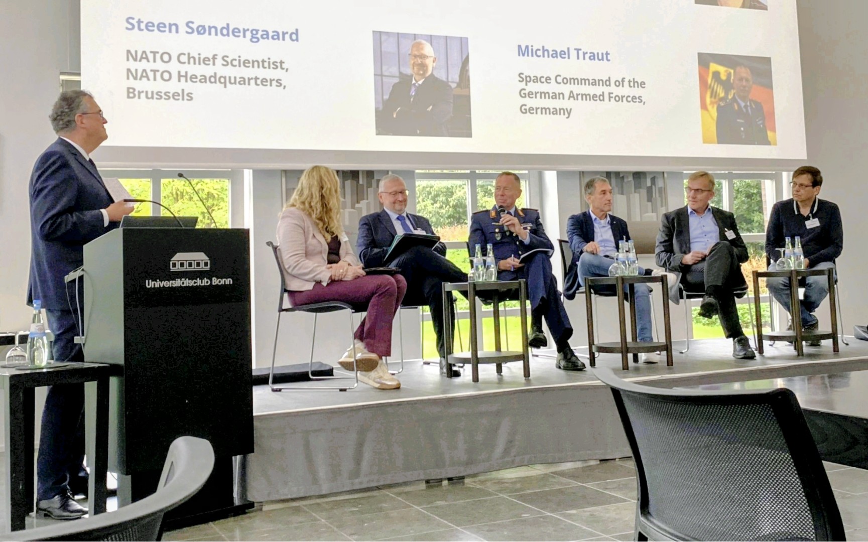 Round Table am ersten Tag der HISTELCON 2025: Kathleen Kramer (IEEE-Präsidentin), Steen Soedergaard (NATO Chief Scientist), Generalmajor Michael Traut (Weltraumkommando der Bundeswehr), Jürgen Dickmann (Mercedes Benz), Jürgen Bestle (Hensoldt), Daniel Michel Mitchell (IEEE History Committee)