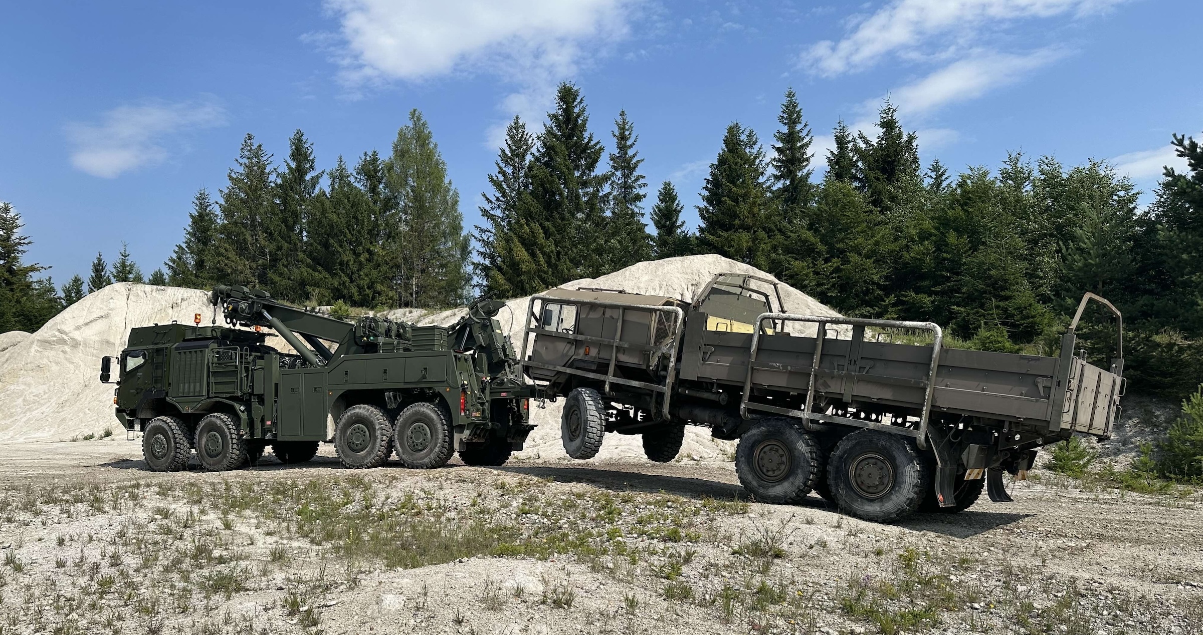 Mit seiner Hub-Abschleppvorrichtung kann der HX Recovery von Rheinmetall selbst schwere Fahrzeuge schleppen.