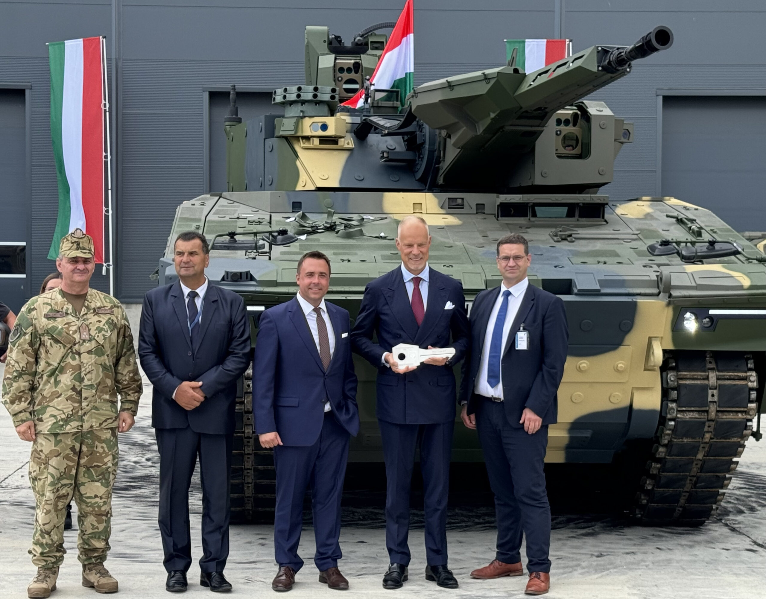 Zeremonie zur Übergabe der ersten am ungarischen Standort Zalaegerszeg produzierten Schützenpanzer Lynx am 24. Juli 2024 im Beisein von Ungarns Verteidigungsminister Kristóf Szalay-Bobrovniczky.