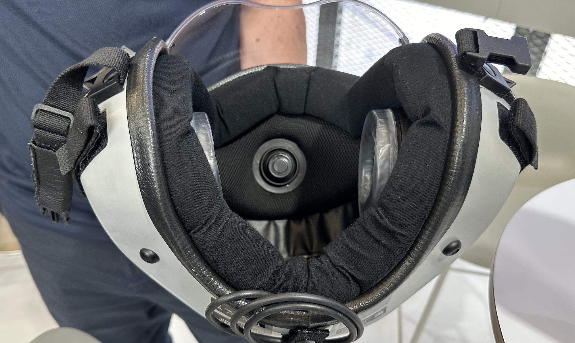 Blick ins Innere: Im CT-NoiseProtection Helm ist ein Schädeldecken-Kontaktmikrofon verbaut, welches immun gegen Umgebungslautstärke ist.