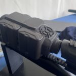 AIM: HuntIR Mk4 ist ein Vorsatzgerät. Die Bedienung erfolgt von oben, mit und ohne Handschuhe