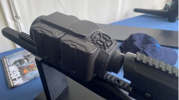 AIM: HuntIR Mk4 ist ein Vorsatzgerät. Die Bedienung erfolgt von oben, mit und ohne Handschuhe