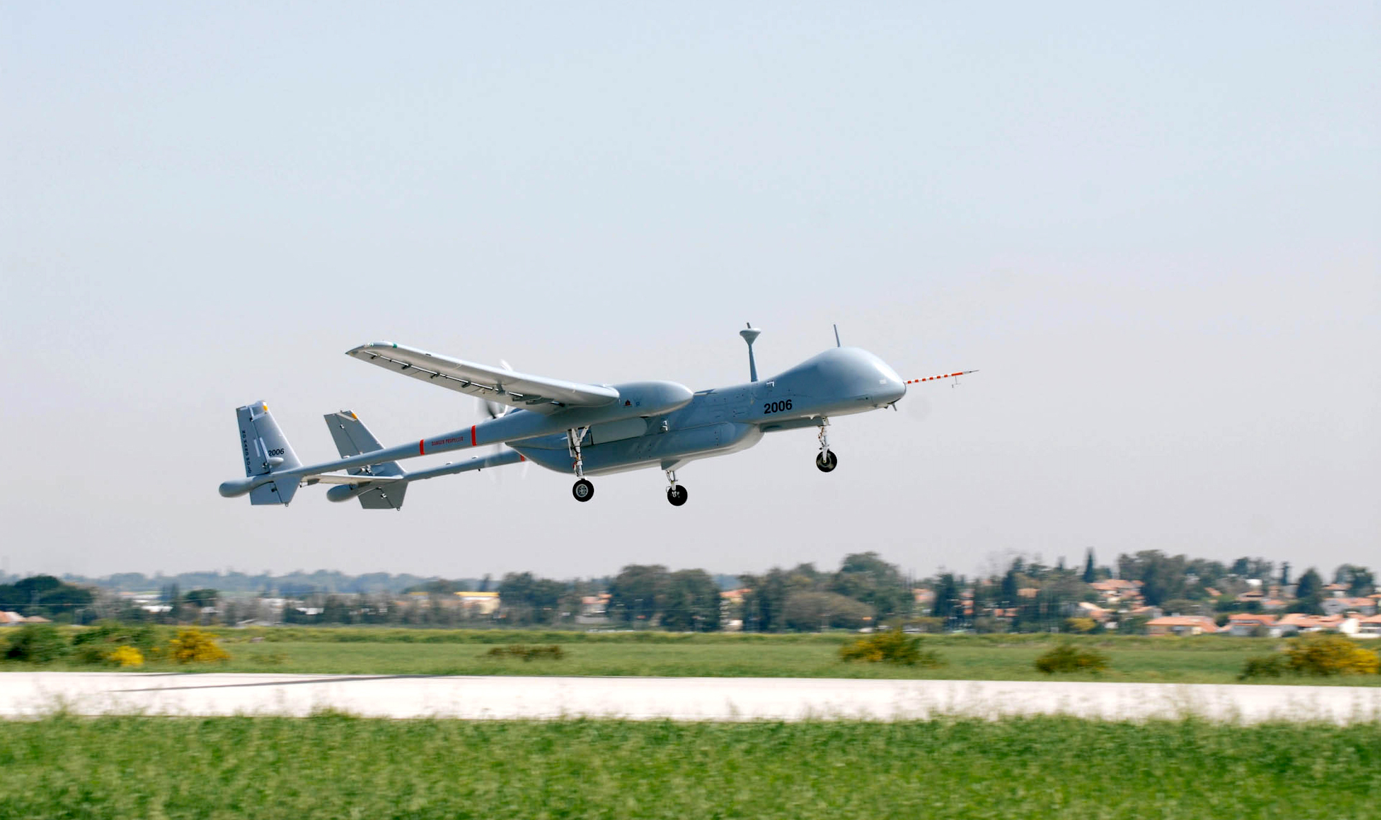 Eine IAI Heron TP hebt ab.