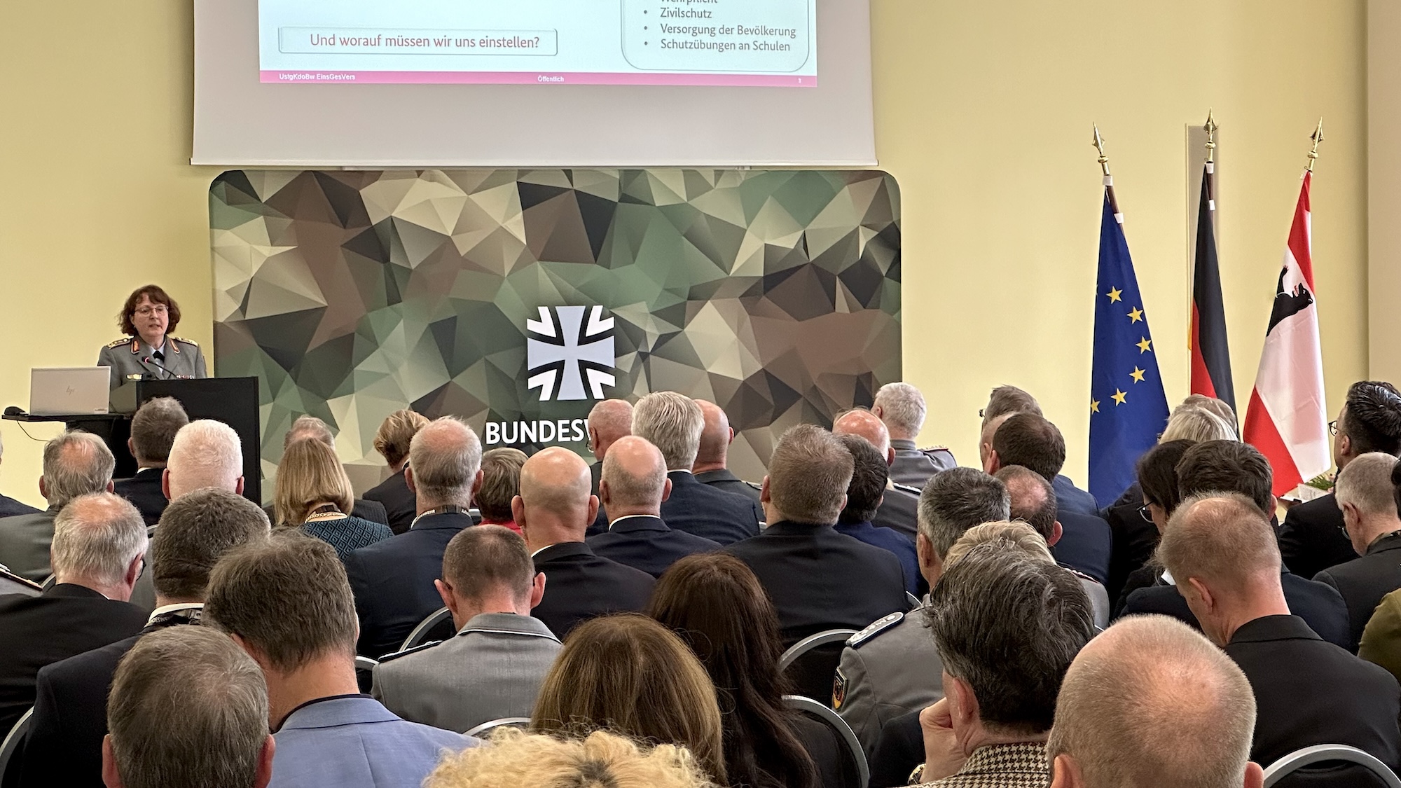Einführungsvortrag durch Frau Generalstabsarzt Dr. Almut Nolte, Abteilungsleiterin Einsatz und Gesundheitsversorgung im Unterstützungskommando der Bundeswehr.