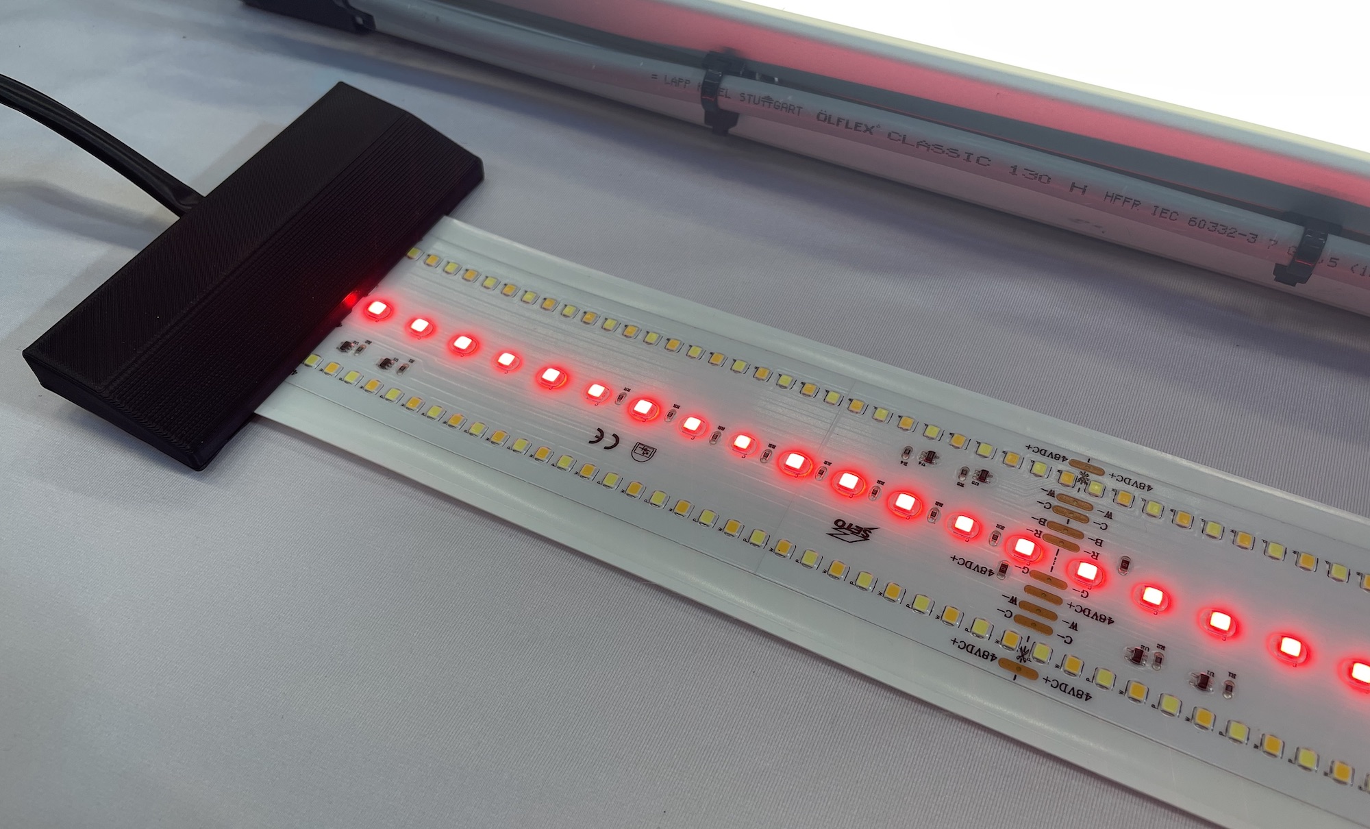 Die LED-Streifen können auch rot leuchten.