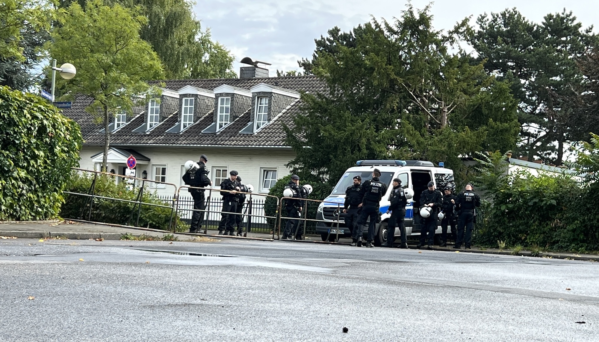 Kurz vor der Ankunft riegelte die Polizei NRW noch die Straße zu Pappergers Anwesen ab.