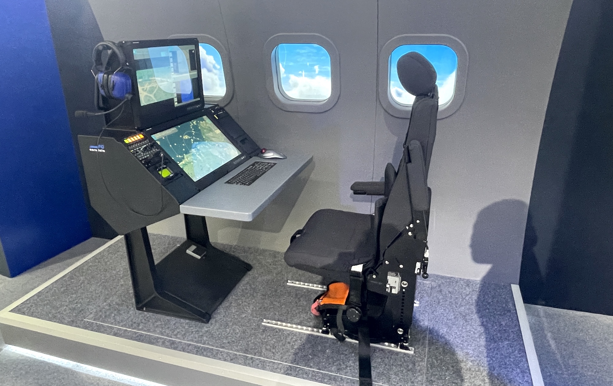 Am Stand der Aerodata AG auf der Paris Air Show konnte ein möglicher Arbeitsplatz begutachtet werden.