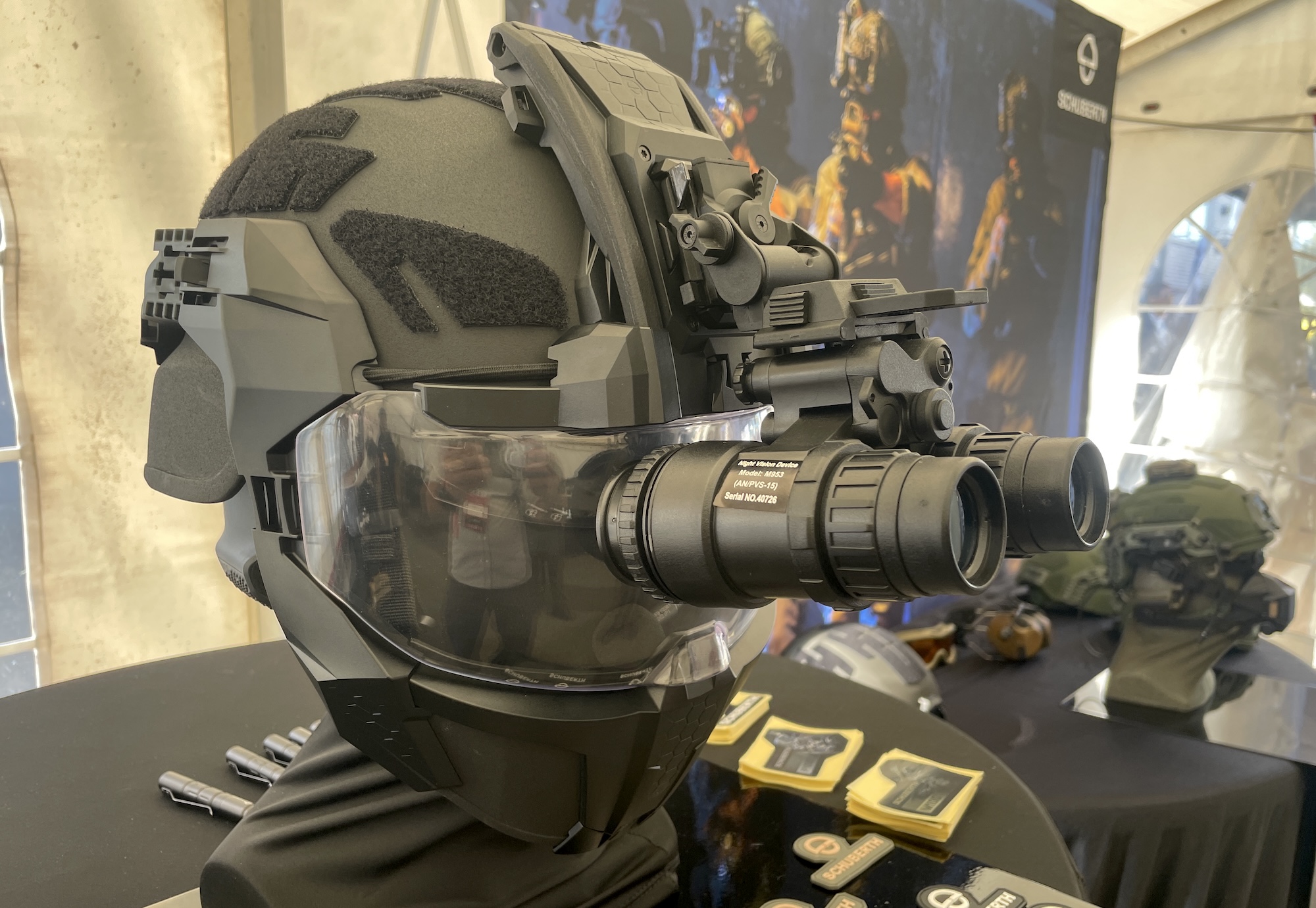 Die Aufnahme für Nachtsichtbrillen (NVG; Night Vision Goggle).