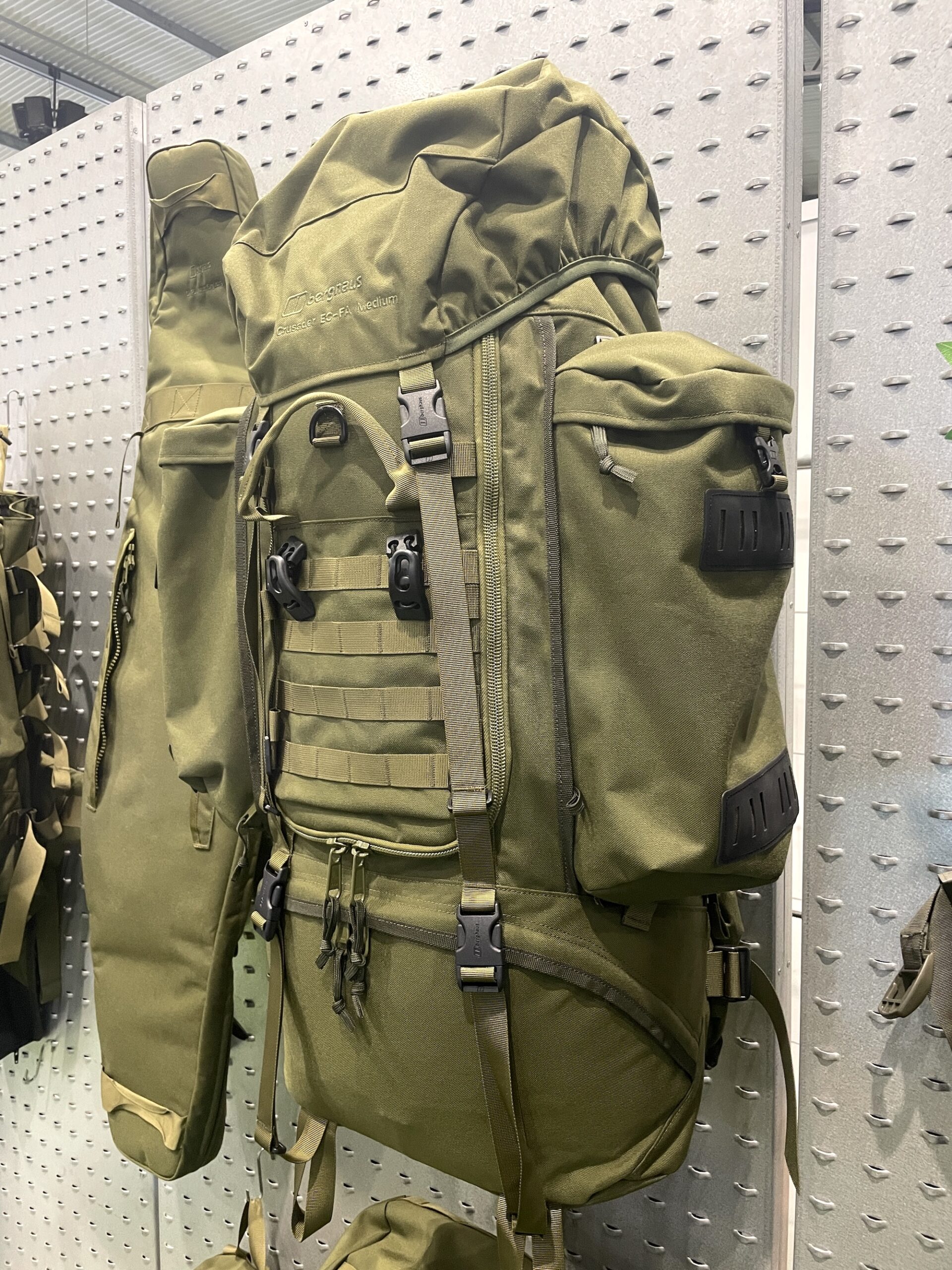 Dieser Rucksack nimmt die Bodenplatte des 81 mm Mörsersystems auf. In die Long-Version kommen Dreibein und Rohr.