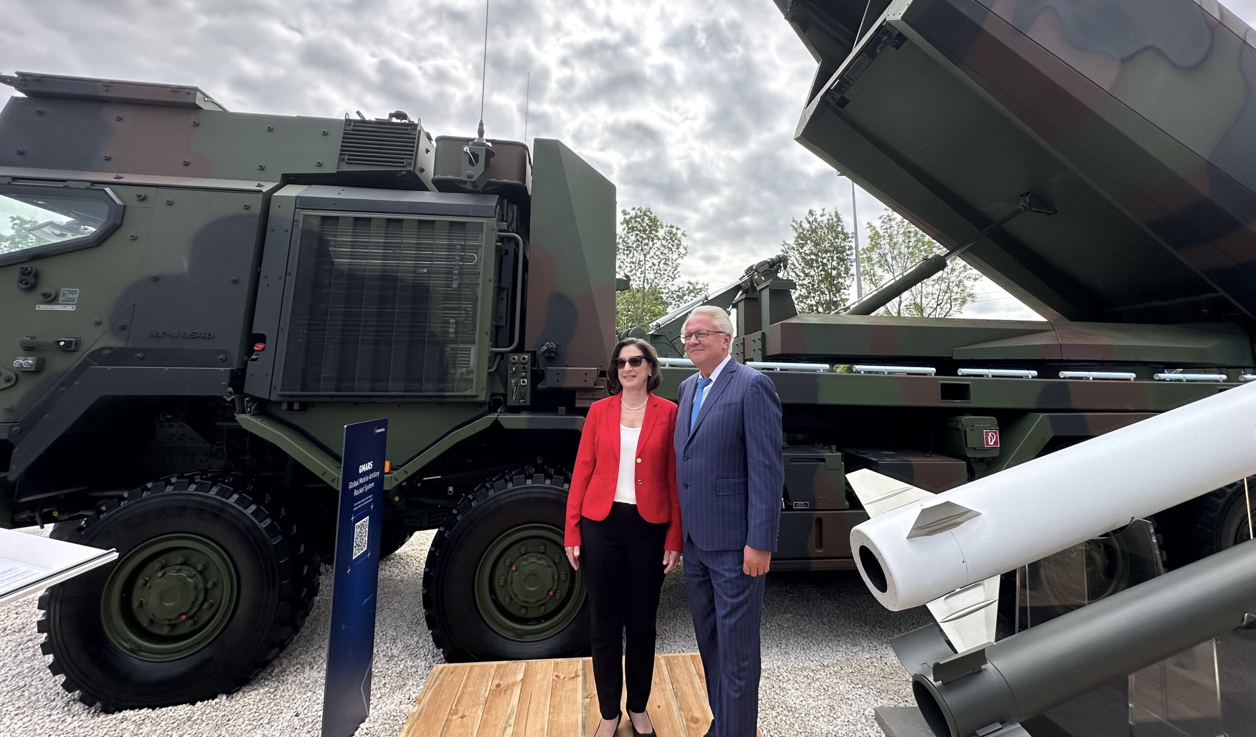 Armin Papperger, CEO von Rheinmetall, und Paula Hartley, Vice President and General Manager of Tactical Missiles for Missiles and Fire Control bei Lockheed Martin, beim heutigen Launch des Global Mobile Artillery Rocket System (GMARS) auf der Eurosatory.