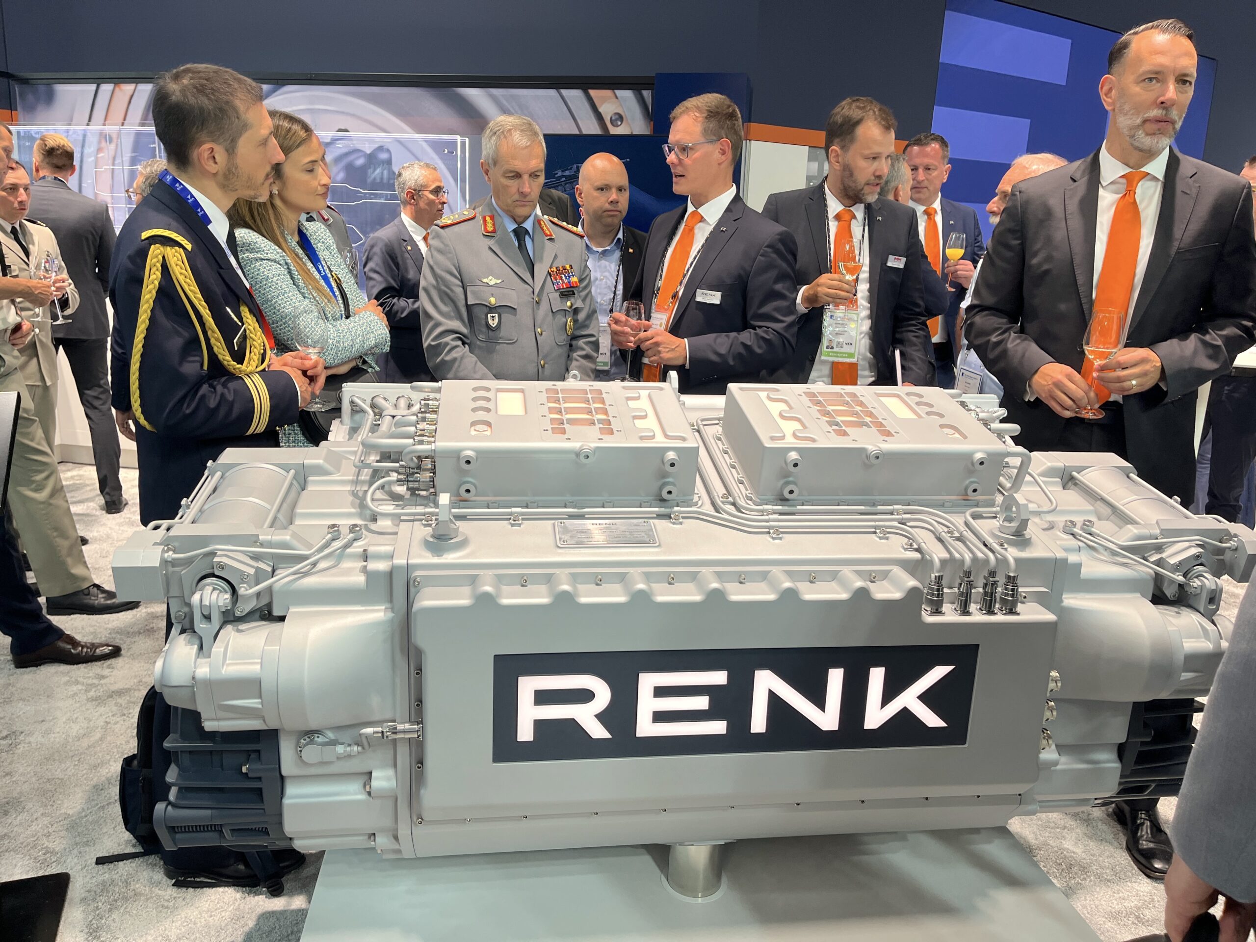 Reges Interesse bei der Vorstellung des neuesten Antriebssystems von RENK auf der Eurosatory in Paris.
